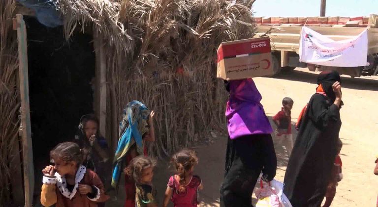 الهلال الأحمر الإماراتي يوزع مساعدات إنسانية في اليمن أيادي خير الهلال الأحمر الإماراتي على اليمنيين