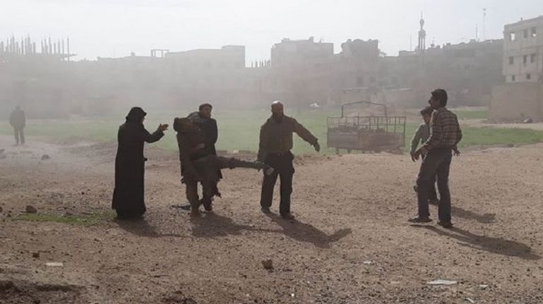 جحيم الغوطة ينال من أبنائها جانب من الدمار الذي لحق بالغوطة جراء قصف جيش النظام السوري