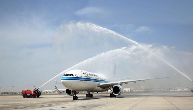 طائرة الخطوط الجوية الكويتية في مطار دبي 