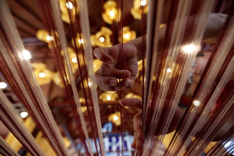 كمبوديون يحاولون نسج وشاح طوله 1000 متر 