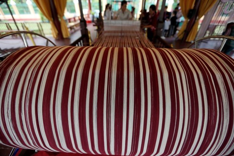 كمبوديون يحاولون نسج وشاح طوله 1000 متر 