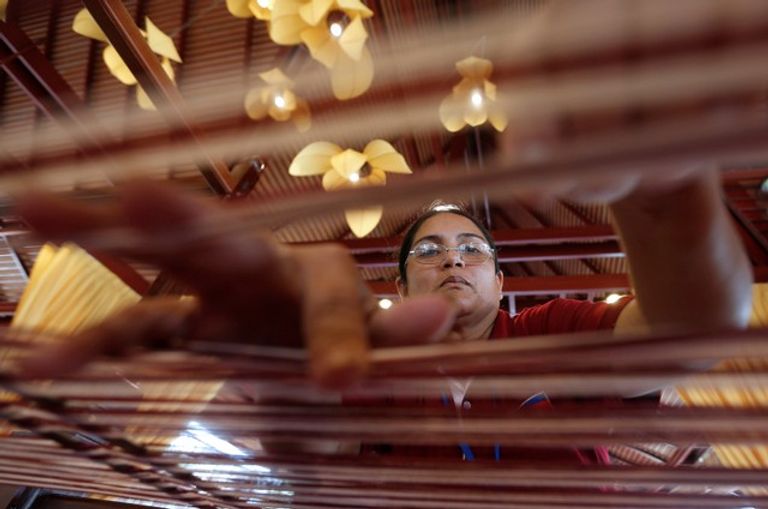 كمبوديون يحاولون نسج وشاح طوله 1000 متر 