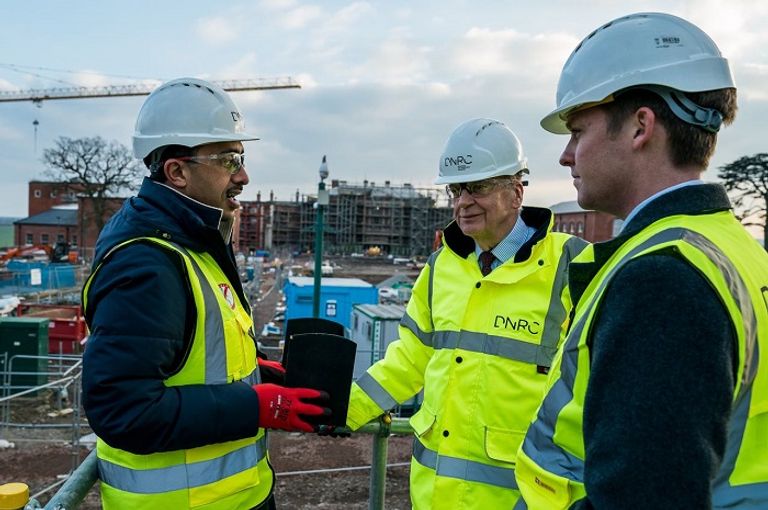 الشيخ عبدالله بن زايد يستمع إلى شرح من المسؤولين عن المركز الشيخ عبدالله بن زايد آل نهيان خلال زيارته للمركز