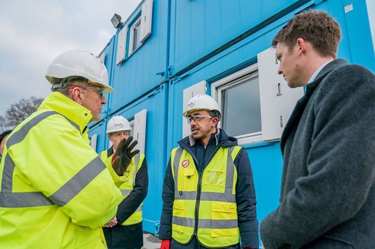 الشيخ عبدالله بن زايد يستمع إلى شرح من المسؤولين عن المركز الشيخ عبدالله بن زايد آل نهيان خلال زيارته للمركز