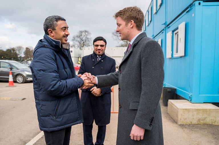 الشيخ عبدالله بن زايد يصافح أحد المسؤولين عن المركز الشيخ عبدالله بن زايد آل نهيان خلال زيارته للمركز