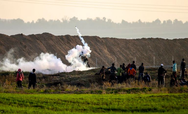 شباب قطاع غزة يواجهون قوات الاحتلال الإسرائيلي لافتة لمعبر إيرز - أرشيفية