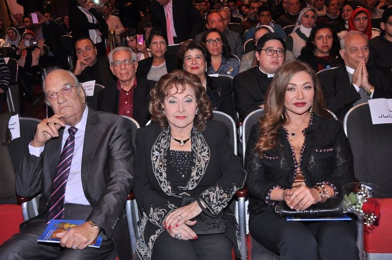 الفنانة ليلى طاهر إلى جوار لافتة المهرجان