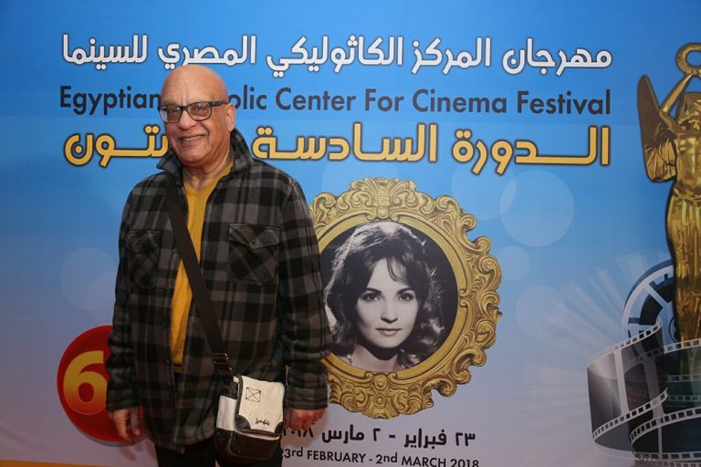 الفنانة ليلى طاهر إلى جوار لافتة المهرجان