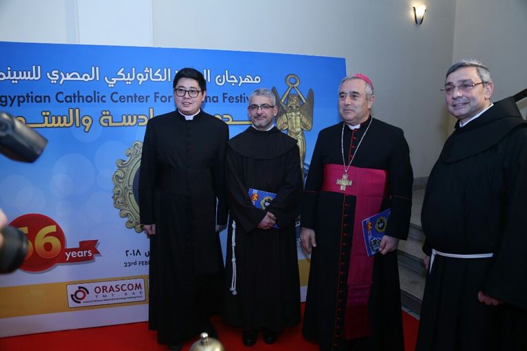 الفنانة ليلى طاهر إلى جوار لافتة المهرجان