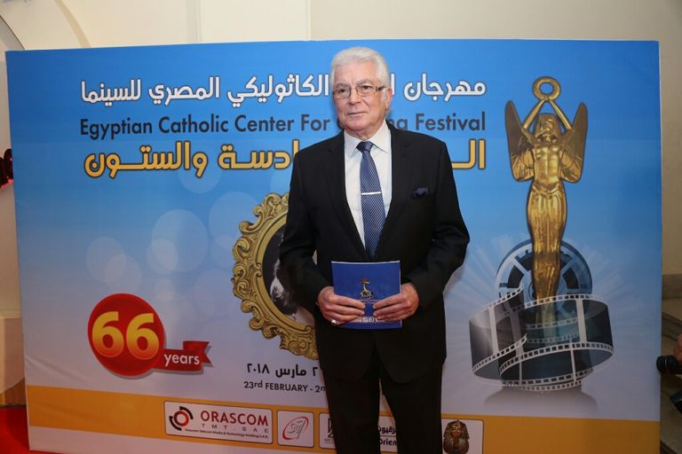 الفنانة ليلى طاهر إلى جوار لافتة المهرجان