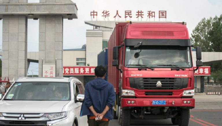 شاحنة تنقل بضائع بين الصين وكوريا الشمالية 