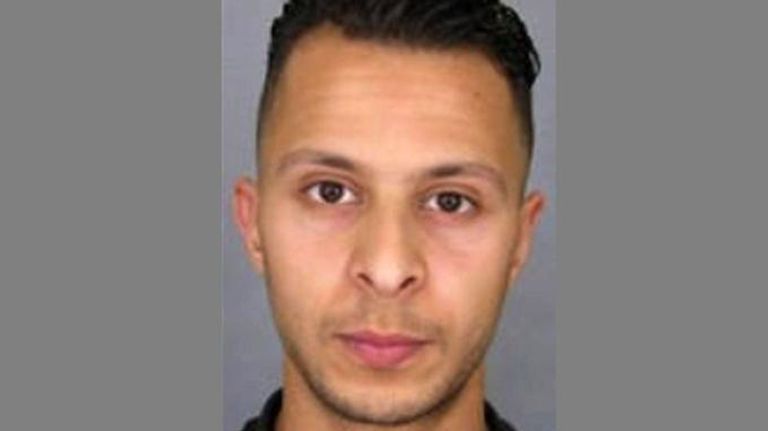 صلاح عبدالسلام المشتبه به في هجمات باريس جندي فرنسي في منطقة الشانزليزيه
