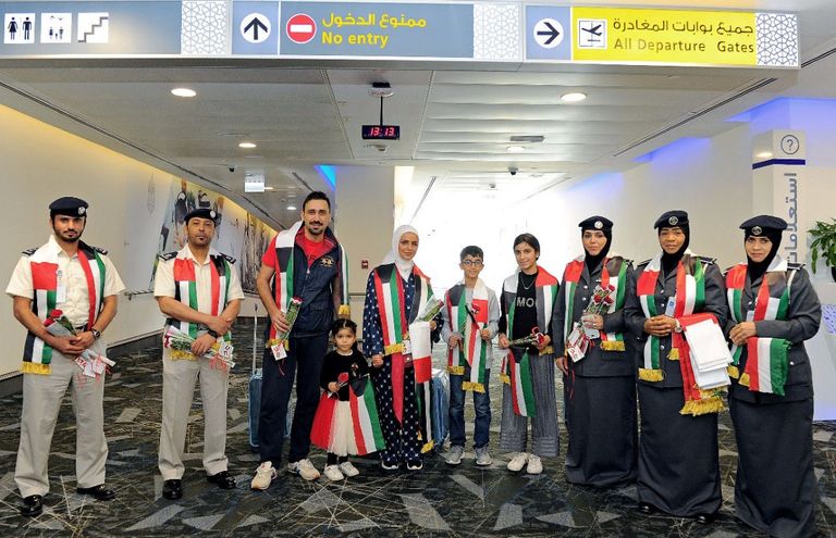 شرطة أبوظبي تستقبل الكويتيين في المطار بالورود والأعلام