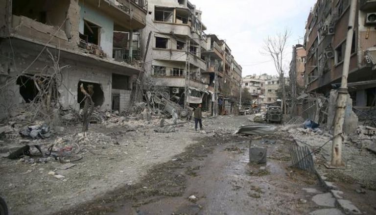آثار الدمار واضحة في الغوطة جراء قصف طائرات النظام - رويترز