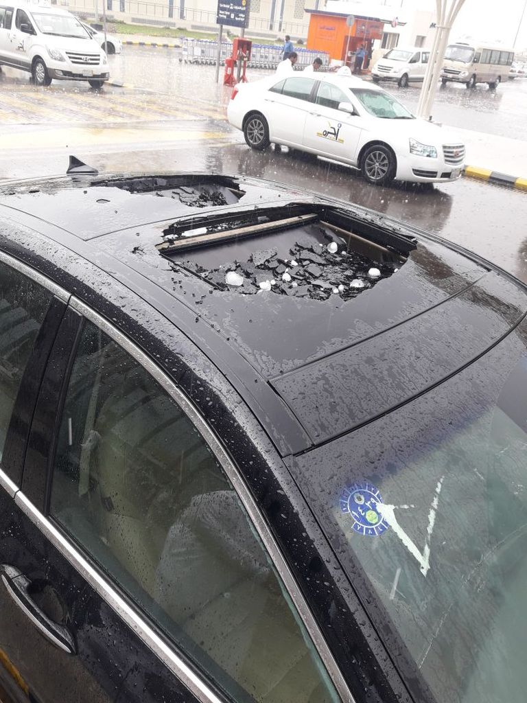 حبات البرد عطلت المرور بالمدينة المنورة وحطمت زجاج السيارات