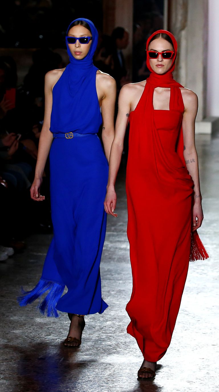 فيرساتشي غطاء الرأس نجم الإطلالات في أسابيع الموضة العالمية