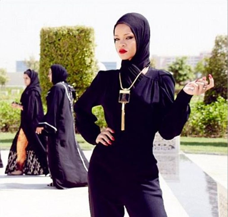 المغنية الأمريكية ريانا غطاء الرأس نجم الإطلالات في أسابيع الموضة العالمية