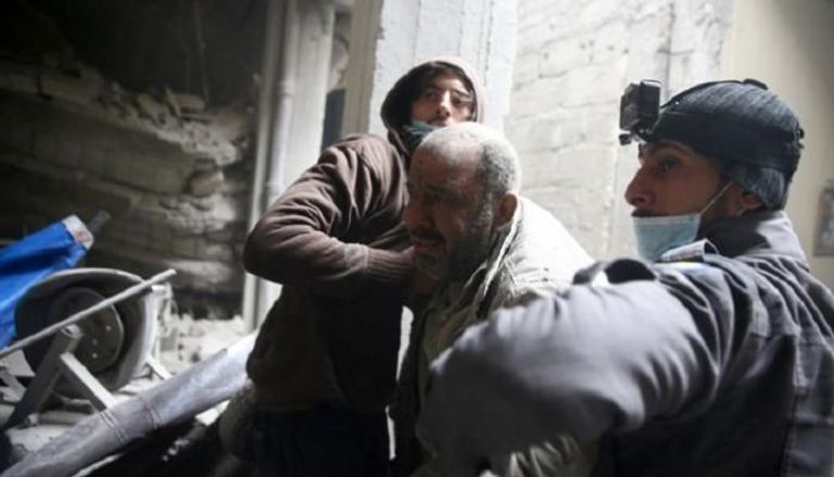 الدفاع المدني يساعد رجلا في مدينة دوما المحاصرة