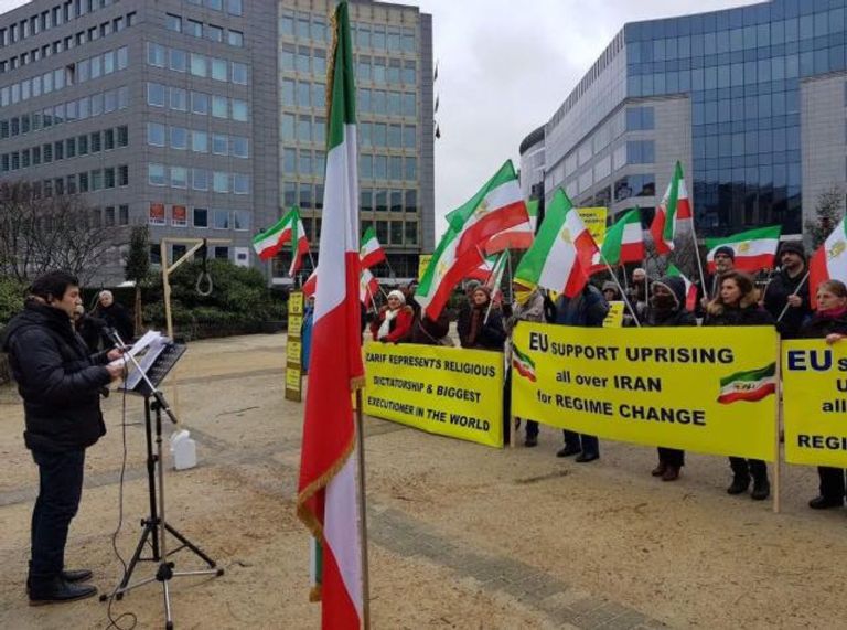 متظاهرون إيرانيون أمام مقر الاتحاد الأوروبي وزير العدل بنظام الملالي علي رضا آوايي - أرشيفية