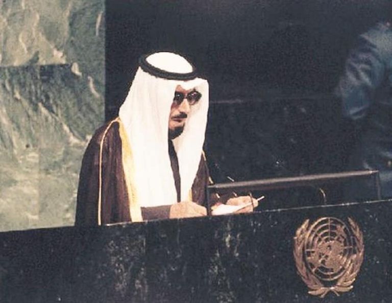 الأمير الراحل جابر الأحمد لدى إلقائه كلمته أمام الأمم المتحدة الشيخ جابر الأحمد والشيخ سعد العبد الله السالم بالسعودية