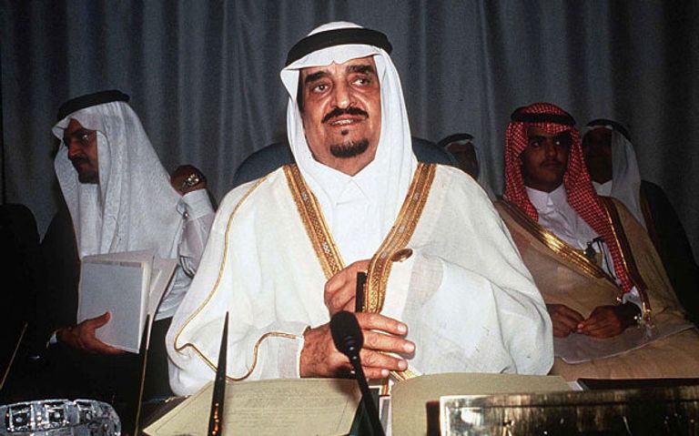 الملك فهد الشيخ جابر الأحمد والشيخ سعد العبد الله السالم بالسعودية