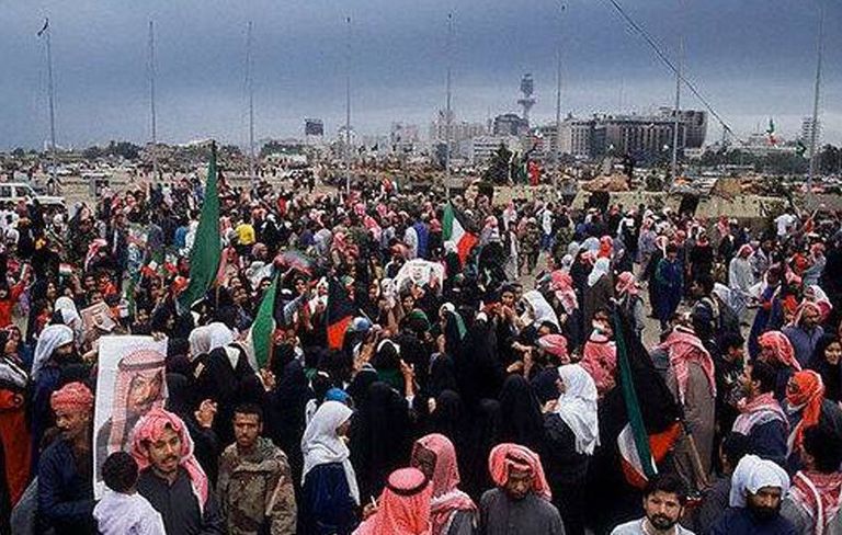 تجمع الكويتيين في ساحة العلم عقب التحرير الشيخ جابر الأحمد والشيخ سعد العبد الله السالم بالسعودية