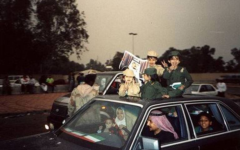 فرحة الشعب الكويتي بعد التحرير الشيخ جابر الأحمد والشيخ سعد العبد الله السالم بالسعودية