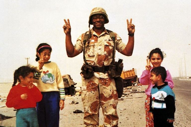 جندي أمريكي يرفع شارة النصر عقب تحرير الكويت الشيخ جابر الأحمد والشيخ سعد العبد الله السالم بالسعودية