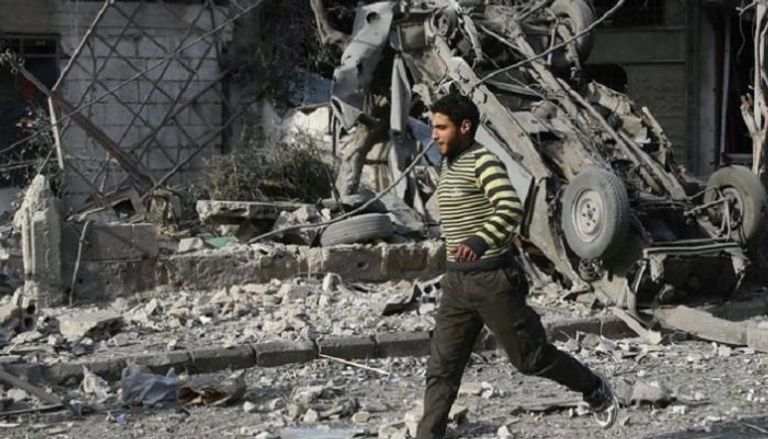 سوري يفر من قصف جوي على الغوطة الشرقية قرب دمشق