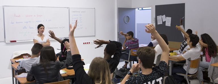 أحد الفصول التعليمية بفرنسا رئيس الوزراء الفرنسي إدوار فيليب أثناء إعلان الخطة