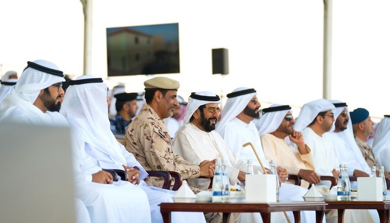 الشيخ طحنون بن محمد آل نهيان يستمع إلى شرح لعرض "حصن الاتحاد 3"