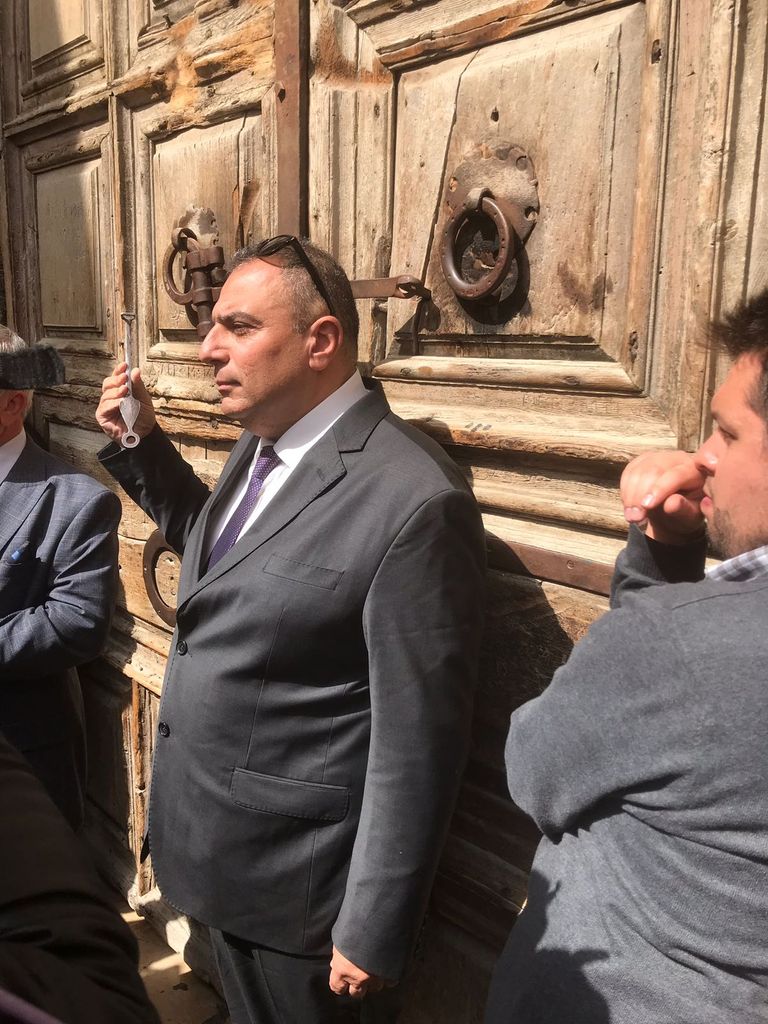 أديب جودة الحسيني أمين مفتاح كنيسة القيامة كنيسة القيامة بالقدس المحتلة - أرشيفية