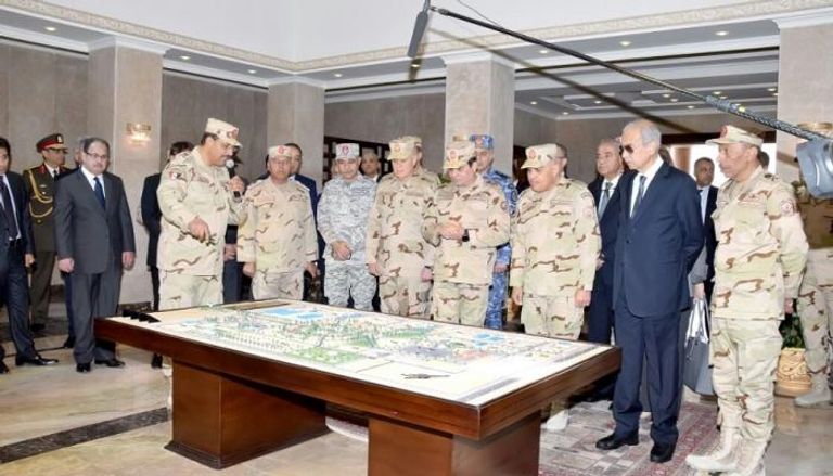 الرئيس المصري عبدالفتاح السيسي وسط قادة القوات المسلحة 
