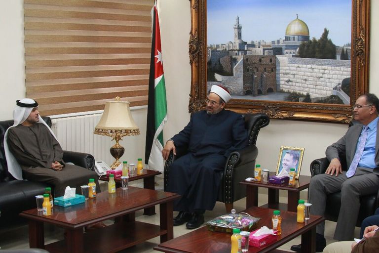 خلال اللقاء في مقر وزارة الأوقاف الأردنية إهداء 1500 نسخة من مصاحف آل مكتوم إلى وزارة الأوقاف الأردنية