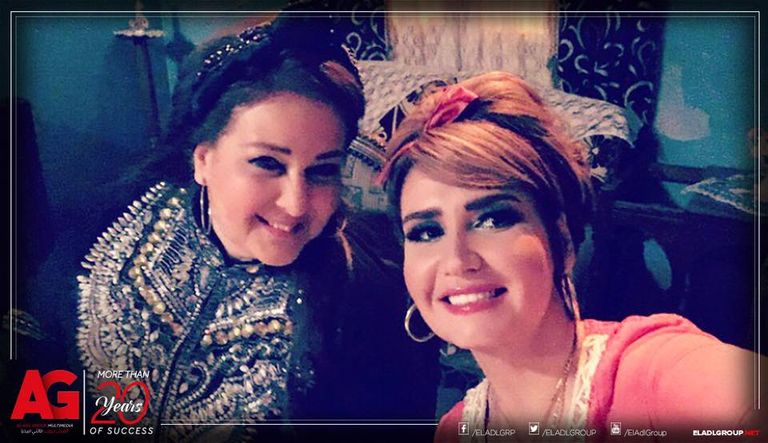 هنا شيحة مع دلال عبدالعزيز هنا شيحة ومحمد هنيدي وأعضاء فريق "أرض النفاق"