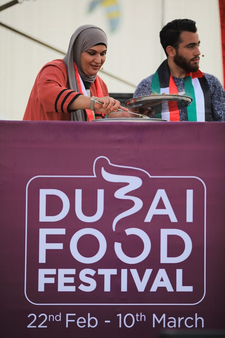 الفنان بدر الشعيبي خلال حفله في دبي