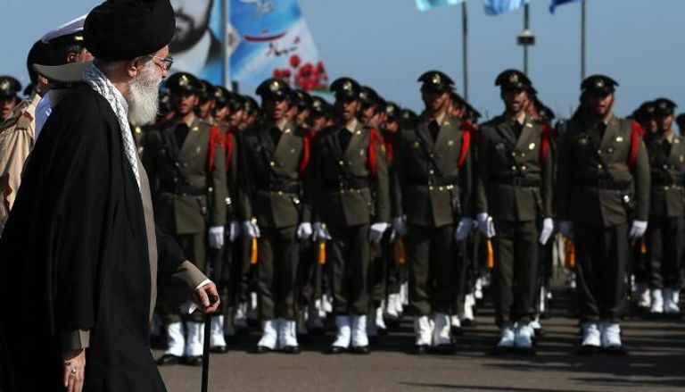 المرشد الإيراني خامنئي يستعرض قوات الحرس الثوري - أرشيفية