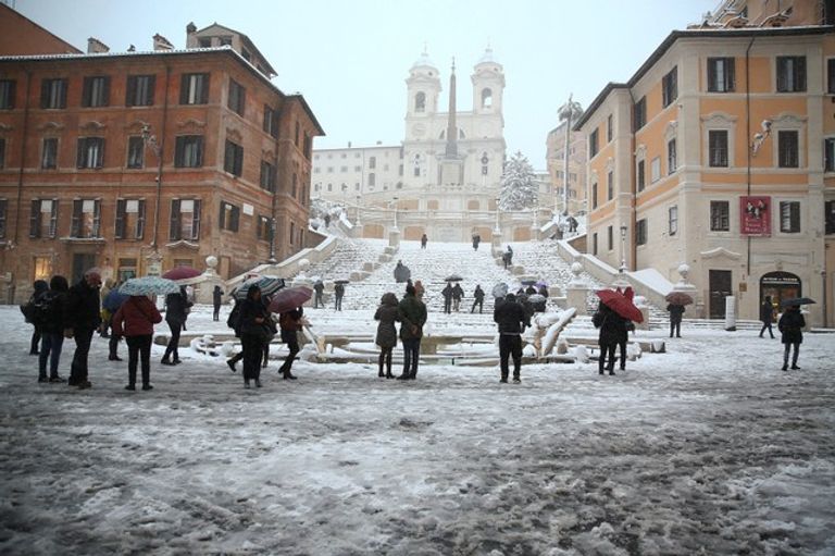 عاصفة سيبيرية تكسو شوارع روما بالثلوج