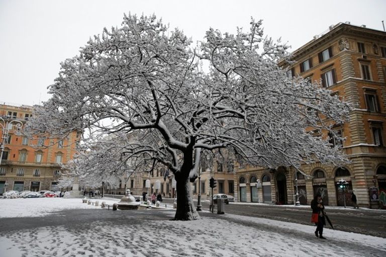 عاصفة سيبيرية تكسو شوارع روما بالثلوج