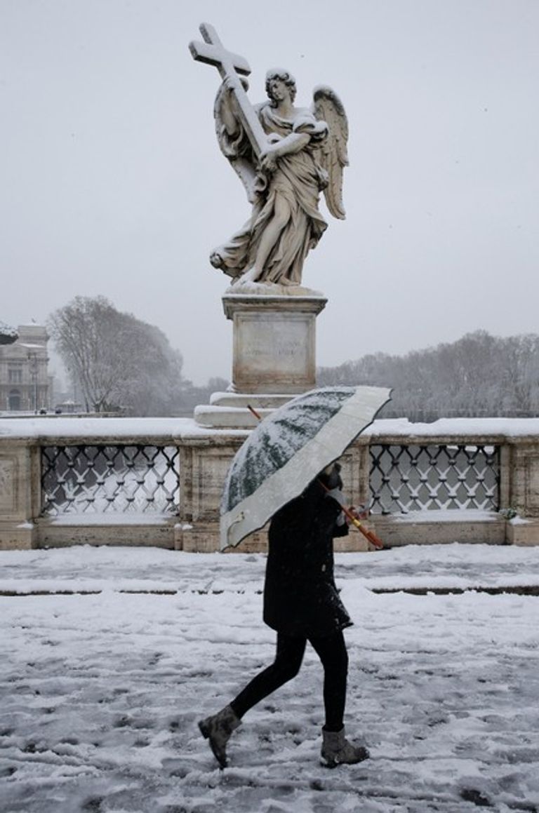 عاصفة سيبيرية تكسو شوارع روما بالثلوج
