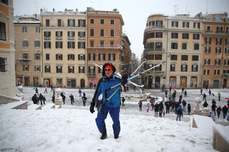 عاصفة سيبيرية تكسو شوارع روما بالثلوج