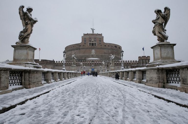 عاصفة سيبيرية تكسو شوارع روما بالثلوج