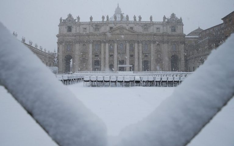 عاصفة سيبيرية تكسو شوارع روما بالثلوج