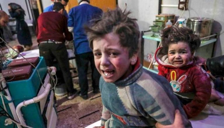 طفلان سوريان مصابان جراء قصف الغوطة الشرقية- أرشيفية