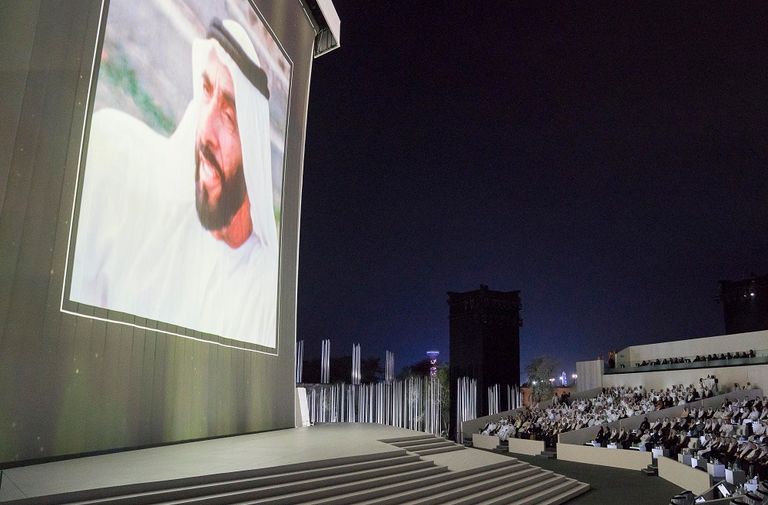 محمد بن راشد ومحمد بن زايد والحكام يشاهدون حفل التدشين