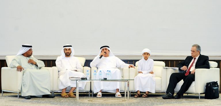 خلال الجلسة الندوة في مبنى جامعة الإمارات العربية المتحدة في العين