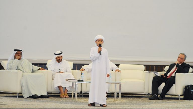 سالم جمعة الكعبي يلقي قصيدة حب عن الشيخ زايد الندوة في مبنى جامعة الإمارات العربية المتحدة في العين