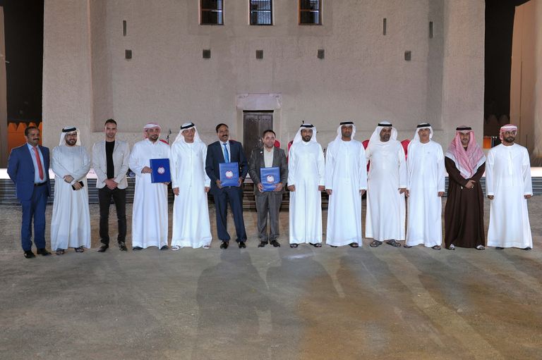 تكريم الرعاة والجهات المشاركة بالمهرجان