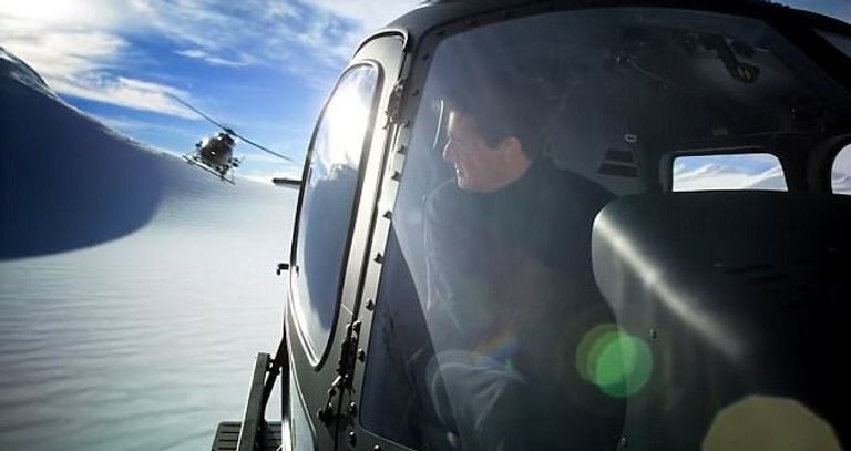 توم كروز يقود الطائرة في المهمة المستحيلة 6 توم كروز  في أحد مشاهد فيلمه الجديد