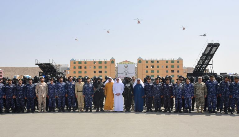 سيف بن زايد يتوسط عددا من المشاركين وفرق العمل وكبار ضباط الداخلية في لقطة جماعية بعد التمرين